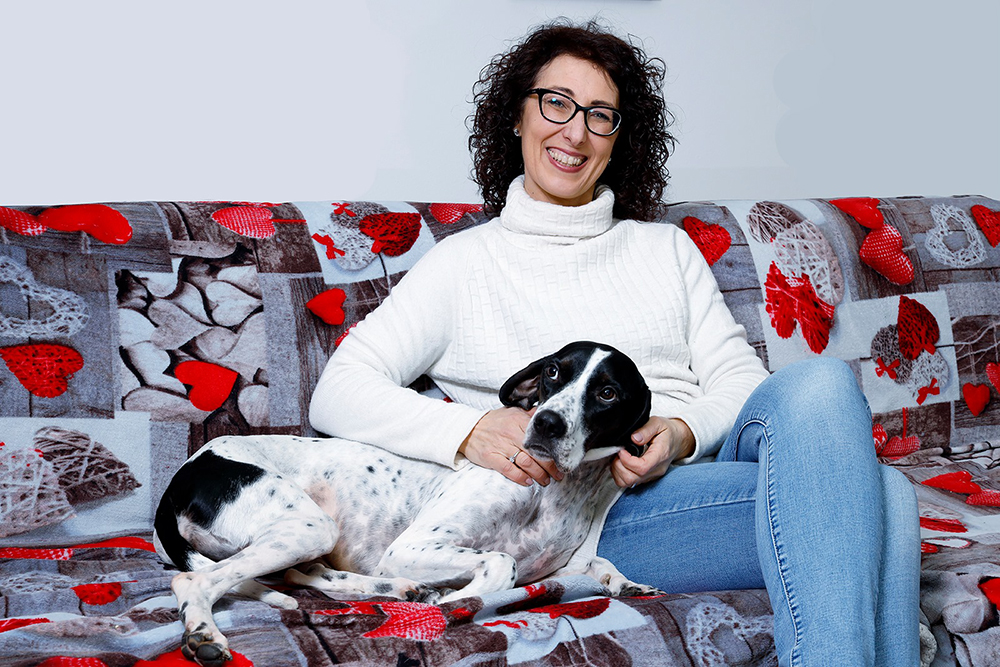 mara carraro su divano con cane