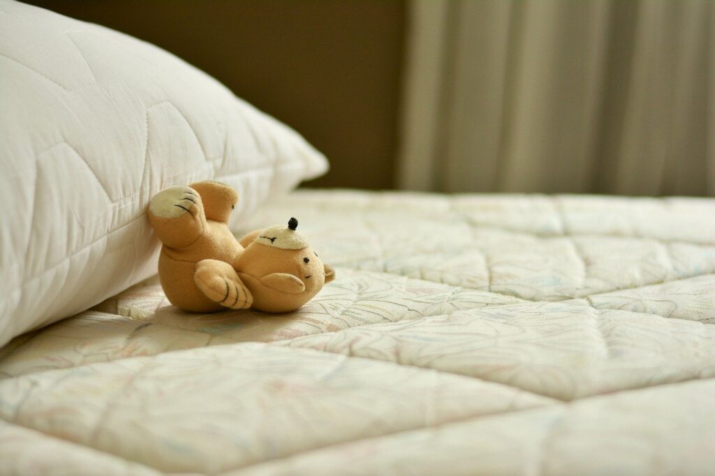 solitudine letto pupazzo