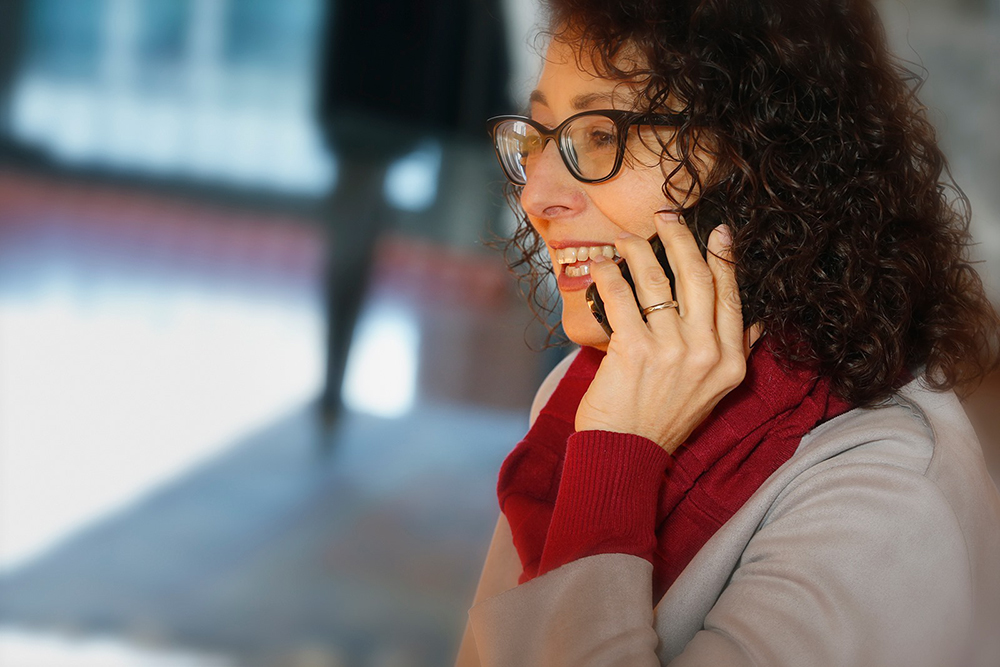 mara carraro al telefono