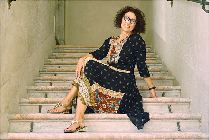 mara carraro sulle scale